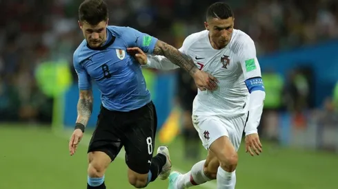 Nahitan Nández marcando a Cristiano Ronaldo.