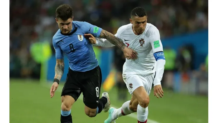 Nahitan Nández marcando a Cristiano Ronaldo.
