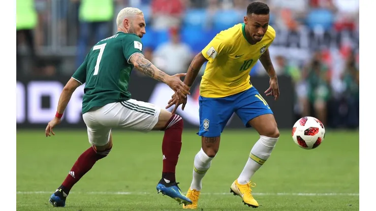 LUCHADO. El 10 le sacó ventajas al 7 en el segundo tiempo. (Foto: Getty).