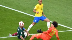 Neymar venció a Ochoa para abrir el partido en Samara.