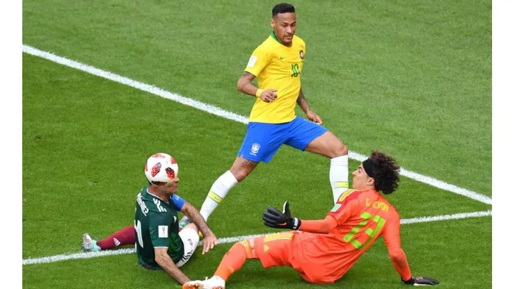 Neymar venció a Ochoa para abrir el partido en Samara.