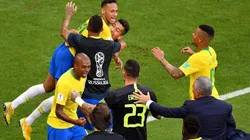 Brasil festeja la clasificación a cuartos de final.