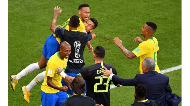 Brasil festeja la clasificación a cuartos de final.