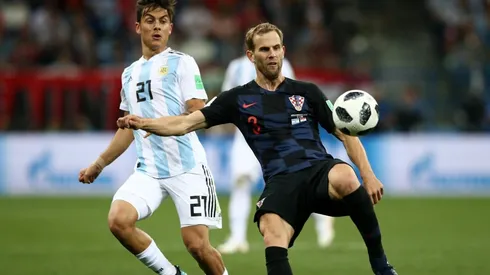 Dybala busca recuperar el balón para la Selección Argentina (Foto: Getty).