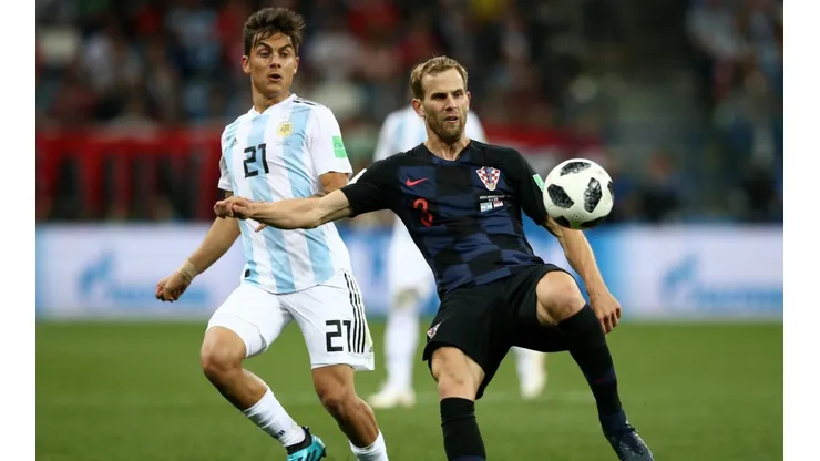 Dybala busca recuperar el balón para la Selección Argentina (Foto: Getty).