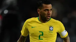 Le faltaba caminar por las paredes: Dani Alves festejó como loco el gol de Brasil
