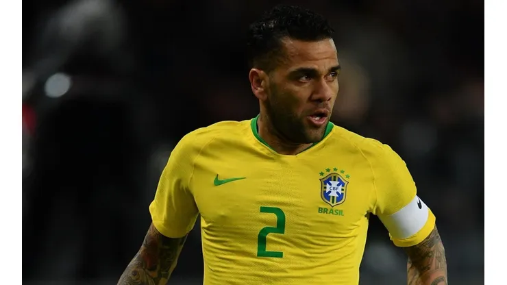 Le faltaba caminar por las paredes: Dani Alves festejó como loco el gol de Brasil