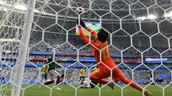 Foto de Memo Ochoa ante la Selección de Brasil