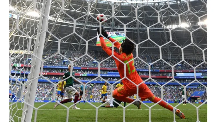 Foto de Memo Ochoa ante la Selección de Brasil