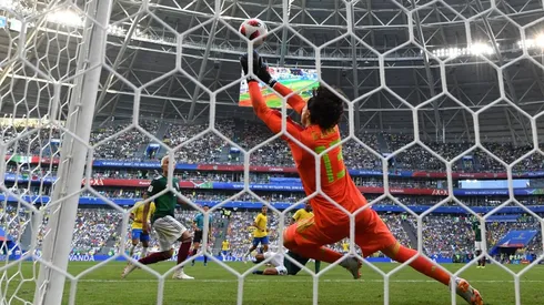 ¡Para un poco! Memo Ochoa mantiene con vida a México