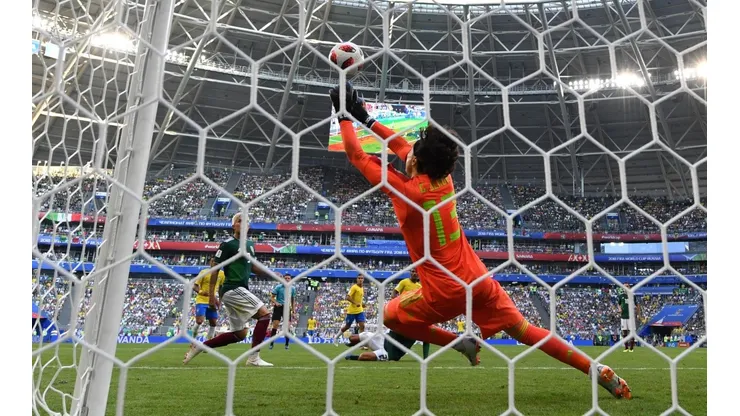 ¡Para un poco! Memo Ochoa mantiene con vida a México