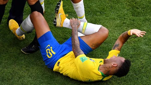 Foto de Layún pisándolo a Neymar.