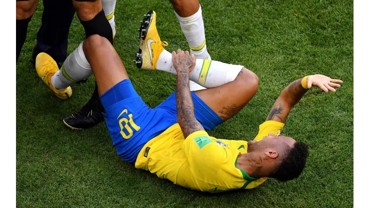 Foto de Layún pisándolo a Neymar.