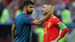 Diego Costa consuela a Sergio Ramos.