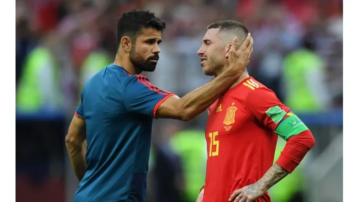 Diego Costa consuela a Sergio Ramos.