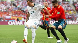 Piqué marcando a un jugador ruso