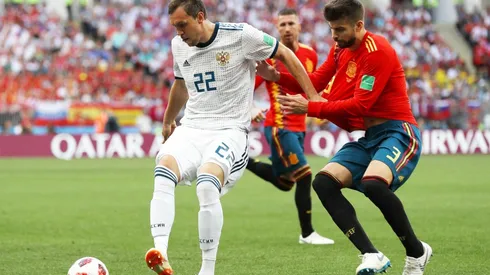 Piqué marcando a un jugador ruso