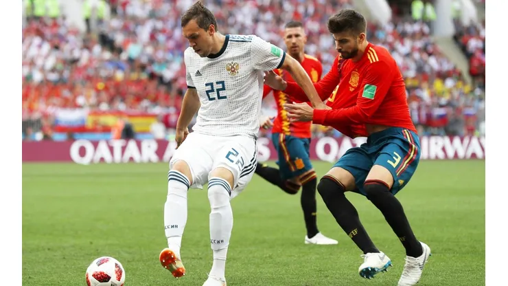 Piqué marcando a un jugador ruso