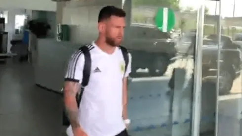 Video: Messi, para nada contento, ya está en Barcelona