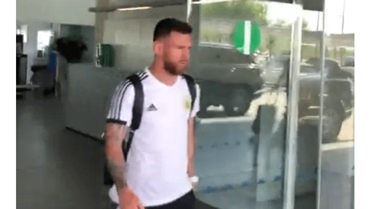 Video: Messi, para nada contento, ya está en Barcelona