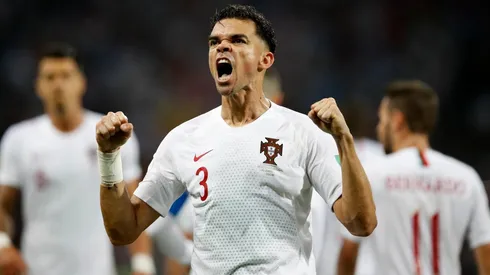Pepe, de cabeza, estampa el empate para Portugal vs Uruguay