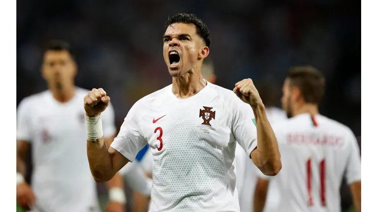 Pepe, de cabeza, estampa el empate para Portugal vs Uruguay
