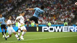 EL MATADOR. Cavani ya conectó el cabezazo y el balón va para el 1-0 de Uruguay contra Portugal (Foto: Getty).
