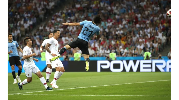 EL MATADOR. Cavani ya conectó el cabezazo y el balón va para el 1-0 de Uruguay contra Portugal (Foto: Getty).