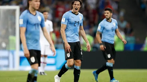 EL MATADOR. Cavani alienta a sus compañeros en pleno partido entre Uruguay y Portugal (Foto: Getty).