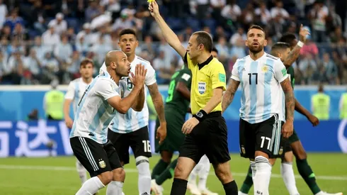 Mascherano recibe una amarilla ante Nigeria