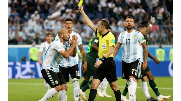 Mascherano recibe una amarilla ante Nigeria