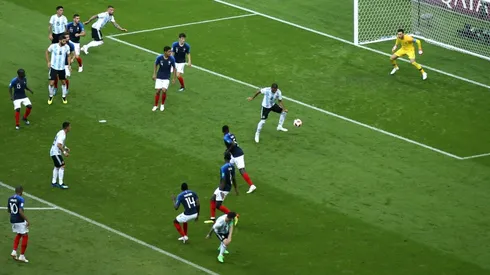 EL MOMENTO EXACTO. El remate de Messi y el desvío de Mercado para el 2-1 de Argentina (Foto: Getty).
