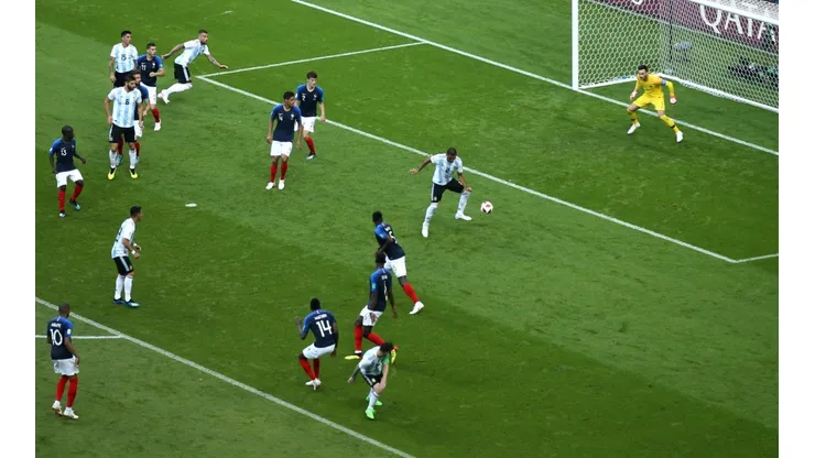 EL MOMENTO EXACTO. El remate de Messi y el desvío de Mercado para el 2-1 de Argentina (Foto: Getty).