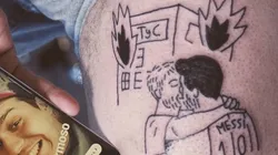 Este fanático se tatuó a Messi besándose con Ansaldi enfrente de TyC en llamas