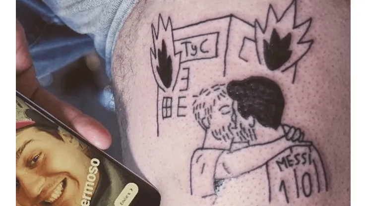 Este fanático se tatuó a Messi besándose con Ansaldi enfrente de TyC en llamas