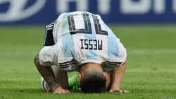 Lionel Messi se lamenta en el campo de juego