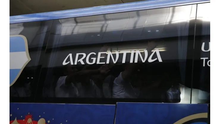 Los jugadores de Argentina llegaron al estadio cantando y golpeando el micro
