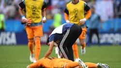 NUNCA LO VIMOS ASÍ. Franco Armani es consolado en el suelo tras perder ante Francia (Foto: Getty).