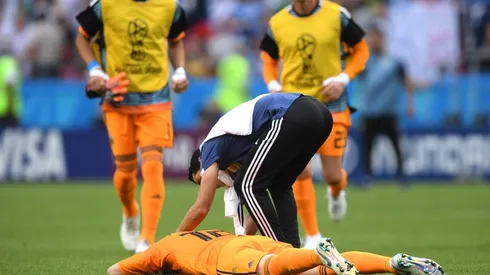 NUNCA LO VIMOS ASÍ. Franco Armani es consolado en el suelo tras perder ante Francia (Foto: Getty).