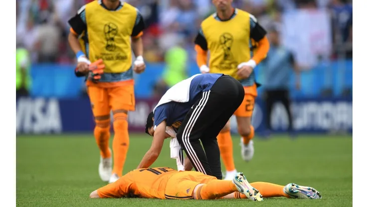 NUNCA LO VIMOS ASÍ. Franco Armani es consolado en el suelo tras perder ante Francia (Foto: Getty).