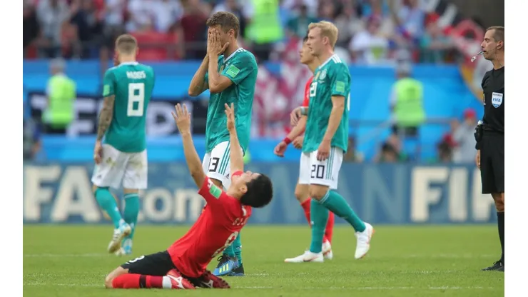 A los jugadores de Corea del Sur los recibieron con huevazos y almohadonazos