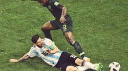 RASPA. Lionel Messi traba ante Nigeria en una de las últimas jugadas del partido.