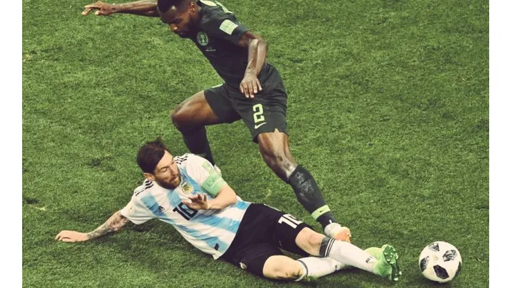 RASPA. Lionel Messi traba ante Nigeria en una de las últimas jugadas del partido.