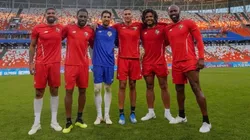 El sexteto posó para una foto sobre el césped del estadio Mordovia de Saransk