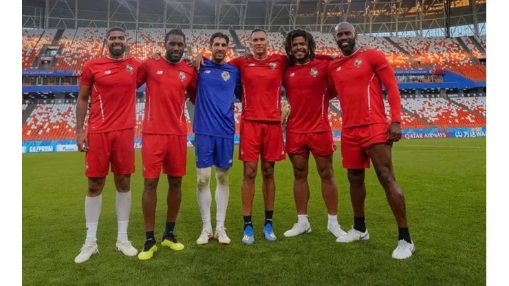 El sexteto posó para una foto sobre el césped del estadio Mordovia de Saransk