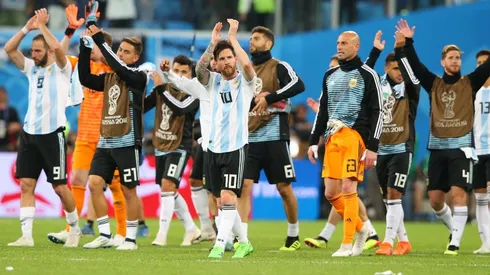APLAUSOS A LA HINCHADA. Messi y la Selección Argentina agradecen el apoyo ante Nigeria (Foto: Getty).