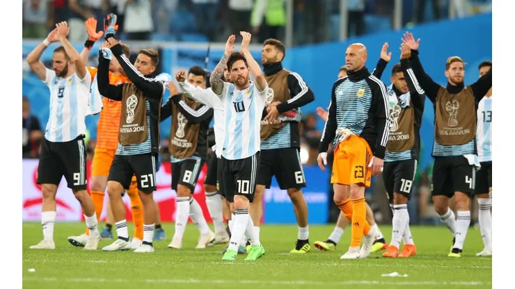 APLAUSOS A LA HINCHADA. Messi y la Selección Argentina agradecen el apoyo ante Nigeria (Foto: Getty).