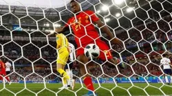 ANTES DEL BLOOPER. Batshuayi a punto de romper el posteo y, posteriormente, su cara.