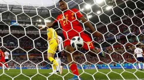 ANTES DEL BLOOPER. Batshuayi a punto de romper el posteo y, posteriormente, su cara.