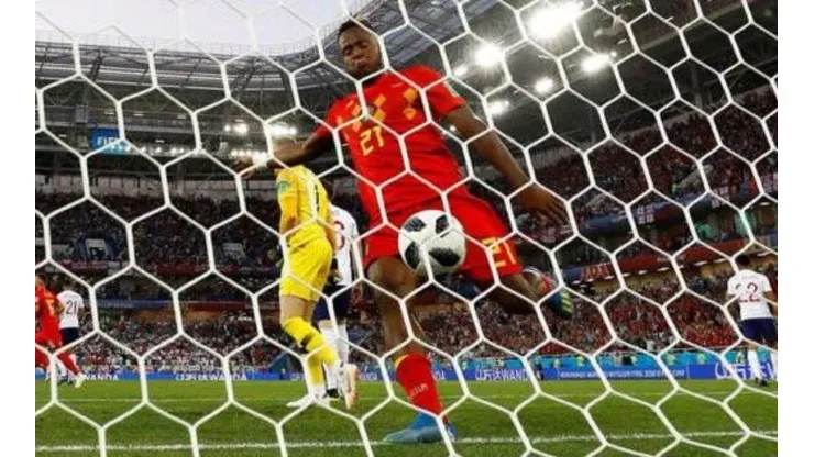ANTES DEL BLOOPER. Batshuayi a punto de romper el posteo y, posteriormente, su cara.